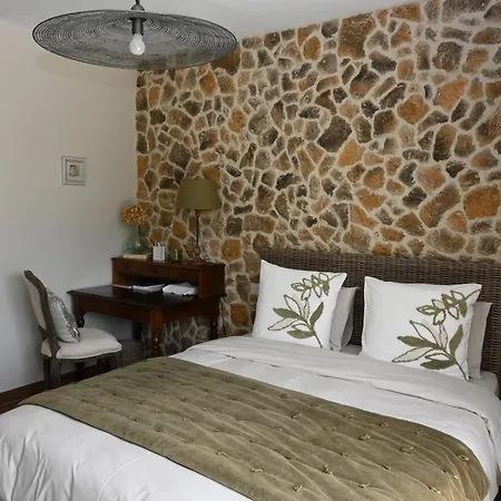 Aux 3 Forets 住宿加早餐酒店 Bizeneuille