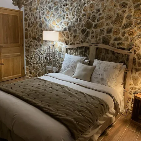 Aux 3 Forets Bed and Breakfast 3*