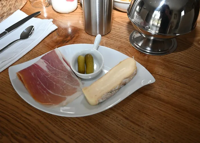 Aux 3 Forets Bed & Breakfast Bizeneuille